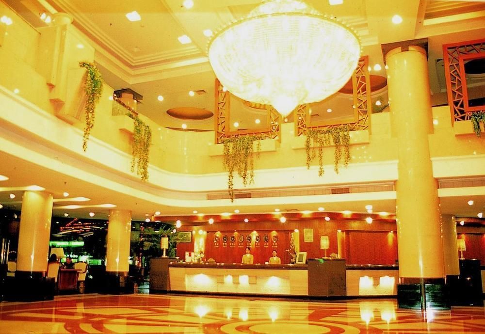 Crown Hotel Wuhan Exterior photo